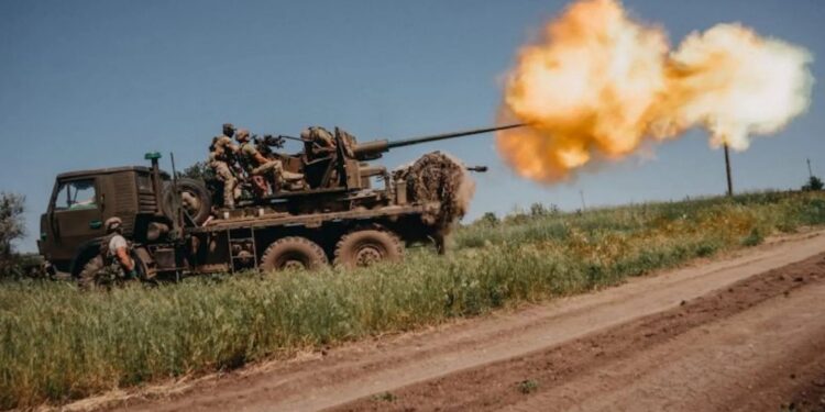 Soldados ucranianos disparan contra posiciones rusas en las afueras de Bakhmut el 19 de junio de 2023. (Crédito: Wojciech Grzedzinski/Anadolu Agency/Getty Images)