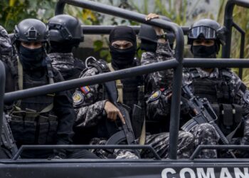 Members of the Bolivarian National Intelligence Service (SEBIN) patrol Caracas as an operation to capture Oscar Perez, the Venezuelan helicopter pilot who dropped grenades on the Supreme Court last year during anti-government protests, is carried out on January 15, 2018. - Several people, including two police officers, were killed in an operation to capture Oscar Perez, A ministry statement said members of a "terrorist cell" were killed, and five were arrested in the operation, but did not say whether the pilot, was among the dead or detained. (Photo by JUAN BARRETO / AFP)