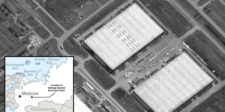 Una imagen satelital muestra la posible ubicación planificada de la planta de fabricación de vehículos aéreos no tripulados (White House Handout via REUTERS)