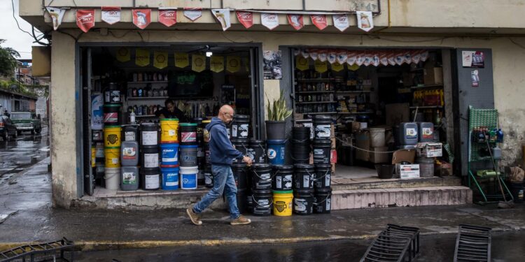 Fotografía fechada el 30 de mayo del 2023 donde se observa comercios en una zona popular, en Caracas, (Venezuela).  EFE/ Miguel Gutierrez