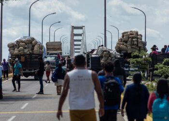 AME6266. MARACAIBO (VENEZUELA), 12/06/2023.- Personas de la Etnia yukpa bloquean el puente General Rafael Urdaneta (puente sobre el Lago de Maracaibo), durante una manifestación, hoy en Maracaibo, (Venezuela). Unos 100 indígenas venezolanos de la etnia Yukpa bloquearon este lunes el puente sobre el lago de Maracaibo, el más grande de Venezuela ubicado en el estado Zulia (oeste, fronterizo con Colombia), para exigir que les permitan vender sus artesanías en Caracas. La etnia ha intentando viajar hacia Caracas en los últimos días con el objetivo de vender sus artesanías, lo que ha sido impedido por funcionarios de cuerpos de seguridad del Estado, por lo que decidieron bloquear el paso en el puente. EFE/ Henry Chirinos