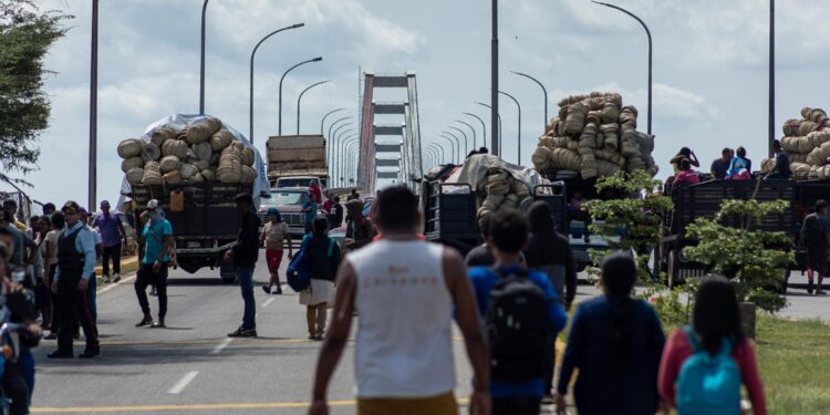 AME6266. MARACAIBO (VENEZUELA), 12/06/2023.- Personas de la Etnia yukpa bloquean el puente General Rafael Urdaneta (puente sobre el Lago de Maracaibo), durante una manifestación, hoy en Maracaibo, (Venezuela). Unos 100 indígenas venezolanos de la etnia Yukpa bloquearon este lunes el puente sobre el lago de Maracaibo, el más grande de Venezuela ubicado en el estado Zulia (oeste, fronterizo con Colombia), para exigir que les permitan vender sus artesanías en Caracas. La etnia ha intentando viajar hacia Caracas en los últimos días con el objetivo de vender sus artesanías, lo que ha sido impedido por funcionarios de cuerpos de seguridad del Estado, por lo que decidieron bloquear el paso en el puente. EFE/ Henry Chirinos