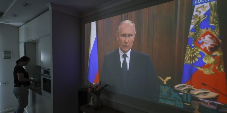 Moscow (Russian Federation), 24/06/2023.- A screen shows Russian President Vladimir Putin delivering a televised address to the nation in Moscow, Russia, 24 June 2023. Putin said counter-terrorism measures were enforced in Moscow and other Russian regions. The speech came after private military company (PMC) Wagner Group'Äôs chief Yevgeny Prigozhin said in a video on 24 June that his troops had occupied the building of the headquarters of the Southern Military District in Rostov-on-Don, demanding a meeting with Russia'Äôs defense chiefs. Putin did not openly mention the Wagner Group nor its leader during the speech. (Terrorismo, Abierto, Rusia, Moscú) EFE/EPA/SERGEI ILNITSKY