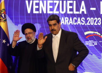 -FOTODELDÍA- AME6212. CARACAS (VENEZUELA), 12/06/2023.- El presidente de Venezuela, Nicolás Maduro (d), saluda junto a su homólogo iraní, Ebrahim Raisí, a su llegada a una declaración conjunta hoy, en Caracas (Venezuela). Maduro y Raisí, respectivamente, suscribieron este lunes, al menos, una docena de acuerdos en materia de petroquímica, transporte, minería y otras áreas, con los que esperan multiplicar la cooperación bilateral para los próximos 20 años. EFE/ Rayner Peña