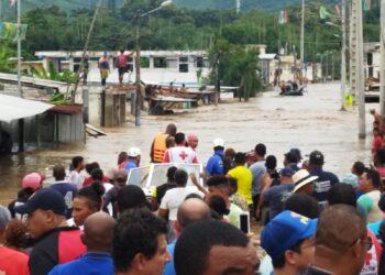 AME4154. ESMERALDAS (ECUADOR), 04/06/2023.- Fotografía cedida por la Fuerza de Tarea Conjunta de las Fuerzas Armas del Ecuador de una inundación en Esmeraldas (Ecuador). Unas potentes lluvias afectaron hoy domingo amplias zonas de la provincia costera de Esmeraldas, en el noroeste de Ecuador y fronteriza con Colombia, y han causado inundaciones, corte de vías y zozobra en sectores poblados, donde se han ejecutado evacuaciones. EFE/ Fuerza de Tarea Conjunta de las Fuerzas Armas del Ecuador/ SOLO USO EDITORIAL/ SOLO DISPONIBLE PARA ILUSTRAR LA NOTICIA QUE ACOMPAÑA (CRÉDITO OBLIGATORIO) MEJOR CALIDAD DISPONIBLE