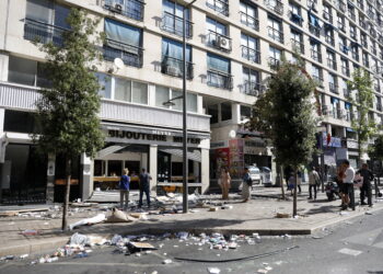 Marseille (France), 01/07/2023.- People inspect the damage following a night of looting and rioting in Marseille, France, 01 July 2023. Violence broke out all over France after police fatally shot a 17-year-old teenager during a traffic stop in Nanterre on 27 June. (Disturbios, Francia, Marsella) EFE/EPA/SEBASTIEN NOGIER