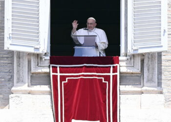 Vatican City (Vatican City State (holy See)), 09/07/2023.- Pope Francis leads his Sunday Angelus prayer from the window of his office overlooking Saint Peter's Square, Vatican City, 09 July 2023. (Papa) EFE/EPA/RICCARDO ANTIMIANI