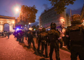 Nanterre (France), 01/07/2023.- Riot police forces secure the area in front of the Arc de triomphe amid fears of another night of clashes with protestors in Paris, France, 01 July 2023. Violence broke out all over France after police fatally shot a 17-year-old teenager during a traffic stop in Nanterre on 27 June. (Protestas, Disturbios, Francia) EFE/EPA/MOHAMMED BADRA