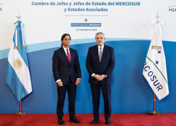 AME871. PUERTO IGUAZÚ (ARGENTINA), 04/07/2023.- El presidente de Argentina, Alberto Fernández (d), posa junto a su homólogo de Uruguay, Luis Lacalle Pou, durante la cumbre del Mercosur, hoy, en Puerto Iguazú (Argentina). Los jefes de Estado del Mercosur inauguraron este martes en la ciudad argentina de Puerto Iguazú la cumbre semestral del bloque, con las negociaciones comerciales con la Unión Europea (UE) como uno de los asuntos clave de la cita. En la reunión, participan, por primera vez desde 2019 de manera presencial, los mandatarios de los cuatro Estados parte del Mercosur: el argentino Alberto Fernández, el brasileño Luiz Inácio Lula da Silva, el uruguayo Luis Lacalle Pou y el paraguayo Mario Abdo Benítez. EFE/ Juan Ignacio Roncoroni