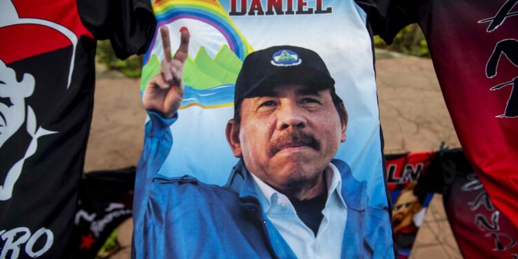AME4033. MANAGUA (NICARAGUA), 18/07/2023.- Fotografía de una camiseta con la imagen del presidente de Nicaragua Daniel Ortega es ofrecida en una tienda de ropa hoy, en la avenida Bolivar en Managua (Nicaragua). El Frente Sandinista de Liberación Nacional (FSLN) celebrará mañana el 44º aniversario de la revolución popular en Nicaragua que derrocó a la dictadura de Anastasio Somoza Debayle y que hoy está representado por un Gobierno que ha enviado al obispo Rolando Álvarez a prisión por "traición a la patria". EFE/Jorge Torres