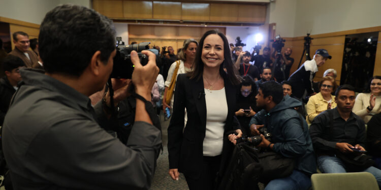 AME953. CARACAS (VENEZUELA), 04/07/2023.- La opositora venezolana María Corina Machado acude a una rueda de prensa hoy, en Caracas (Venezuela). La opositora venezolana María Corina Machado aseguró este martes que su inhabilitación política, que le impide ocupar cargos públicos de elecciones popular durante 15 años, se volverá contra el Gobierno del chavista Nicolás Maduro, ya que -prevé- tendrá un efecto "bumerán". EFE/ Miguel Gutierrez