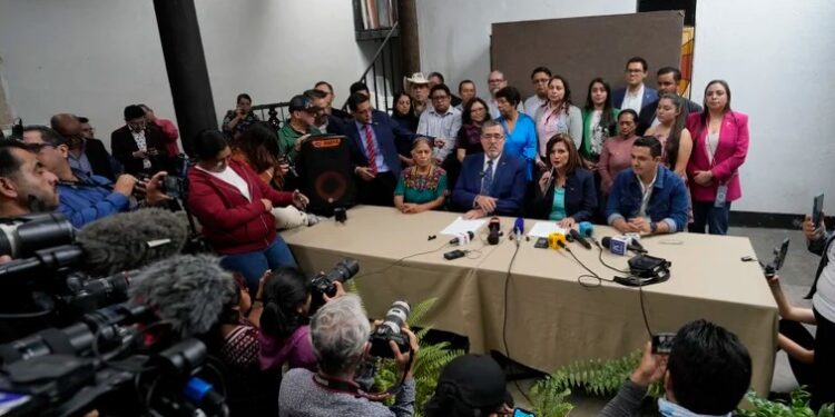 Bernardo Arévalo y su compañera de fórmula Karin Herrera, del partido Movimiento Semilla, dan una conferencia de prensa en Ciudad de Guatemala (AP Foto/Moisés Castillo)
