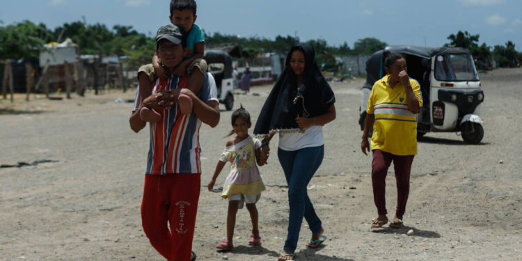 La Guajira. Junio 29 de 2023. Uno de los asentamientos más grandes e inhóspitos para los migrantes venezolanos en Colombia es conocido como "La Pista". Este lugar, que alguna vez fue una pista de despegue y aterrizaje de aviones, se ha convertido en el asentamiento de migrantes venezolanos más grande del país. Se estima que en sus cerca de 1.600 metros de extensión, viven alrededor de 3.800 familias, en su mayoría provenientes de diferentes regiones de Venezuela, como Zulia, Maracaibo e incluso Caracas. (Colprensa - Camila Diaz)
