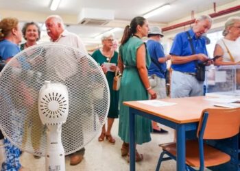 La jornada electoral ha estado marcada por el calor en casi todo el país. (Eduardo Briones / EUROPA PRESS)