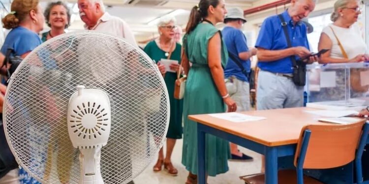 La jornada electoral ha estado marcada por el calor en casi todo el país. (Eduardo Briones / EUROPA PRESS)