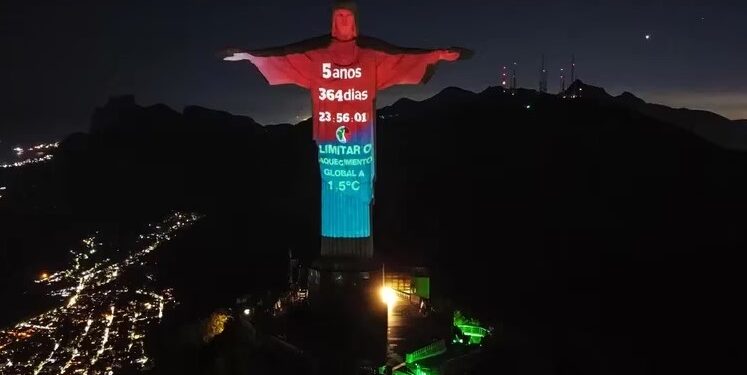 El Cristo Redentor de Río de Janeiro (Brasil) proyectó el tiempo que queda para poder detener el calentamiento global. (EFE)