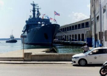 El Perekov fondeado en la bahía de La Habana. 14YMEDIO