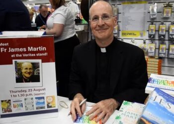 El sacerdote jesuita James Martin, de los EEUU, firma copias de su libro en el Congreso Pastoral en el Encuentro Mundial de las Familias en Dublín, Irlanda. REUTERS/Clodagh Kilcoyne
