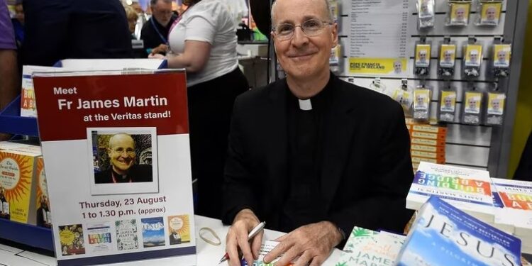 El sacerdote jesuita James Martin, de los EEUU, firma copias de su libro en el Congreso Pastoral en el Encuentro Mundial de las Familias en Dublín, Irlanda. REUTERS/Clodagh Kilcoyne