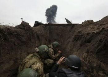 Un grupo de zapadores destruye bombas sin explotar durante la invasión rusa de Ucrania en la región de Kiev, Ucrania. REUTERS/Mykola Tymchenko