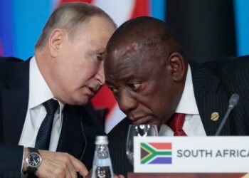 Imagen de archivo de Vladimir Putin y el sudafricano, Cyril Ramaphosa (AP