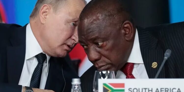 Imagen de archivo de Vladimir Putin y el sudafricano, Cyril Ramaphosa (AP
