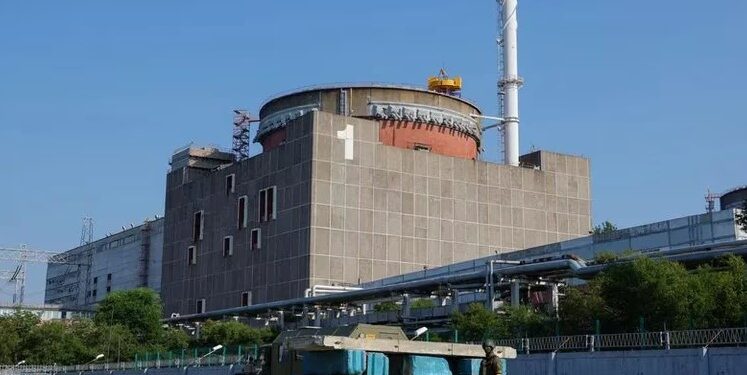 Un miembro del servicio ruso monta guardia en un puesto de control cerca de la central nuclear de Zaporizhzhia Ucrania controlada por Rusia,. REUTERS/Alexander Ermochenko/Fotografía de archivo