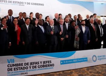 Líderes de América Latina y el Caribe posan para la foto de familia durante la VII Cumbre de Jefas y Jefes de Estado y de Gobierno de la Comunidad de Estados Latinoamericanos y Caribeños (CELAC), en Buenos Aires, el 24 de enero de 2023 (REUTERS/Agustin Marcarian)