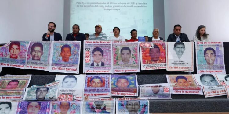 Los padres de estudiantes de Ayotzinapa