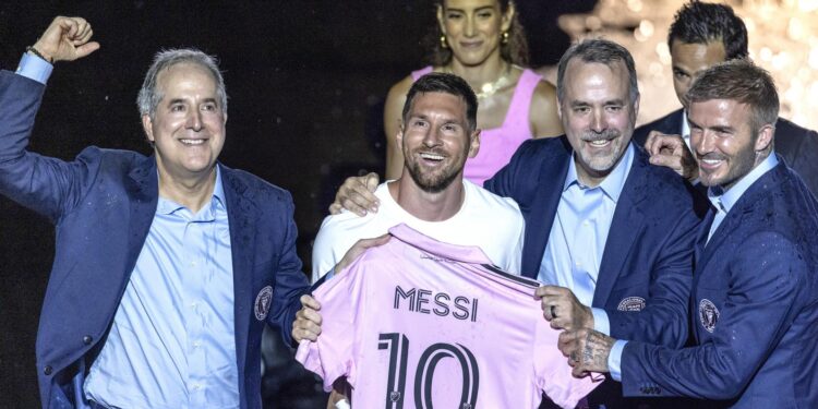 Fort Lauderdale (United States), 16/07/2023.- The Seven-time Ballon d'ÄôOr winner and World Cup Champion, Lionel Messi holds the Inter Miami CF Jersey (C) next to Inter Miami CF Managing Owner Jorge Mas (L), Jose Mas, and Inter Miami CF Co-Owner David Beckham (R) during the 'La PresentaSion' event hosted by Inter Miami CF at the Inter Miami CF and DRV PNK Stadium in Fort Lauderdale, Florida, USA, 16 July 2023. 'La PresentaSion' is an event to unveiling the team's newest signing, soccer icon Lionel Messi. (Mundial de Fútbol) EFE/EPA/CRISTOBAL HERRERA-ULASHKEVICH