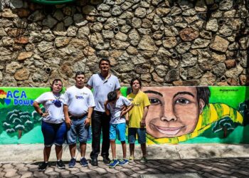 Un grupo de niños con síndrome de Down posan durante la develación de tres murales de su autoría hoy, dentro del Parque Papagayo en el balneario de Acapulco (México). Niños mexicanos con síndrome de Down exhibieron este martes murales pintados por ellos mismos en la ciudad costera de Acapulco para crear consciencia sobre la discapacidad y como parte de una nueva terapia. EFE/David Guzmán
