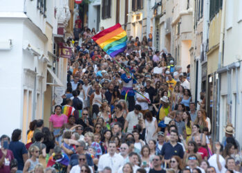 MAÓ (MENORCA), 01/07/2023.- Grupos de personas participan en la manifestación del Día del Orgullo LGTBI bajo el lema "Nuestros derechos no son modas", que ha tenido lugar este sábado por la tarde en Maó, Menorca. EFE/ David Arquimbau Sintes