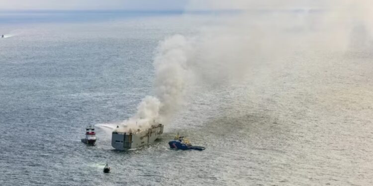 El incendio “podría seguir ardiendo durante días”, advirtió la Guardia Costera (AFP)