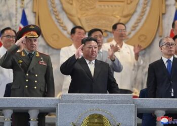 El líder norcoreano Kim Jong Un, el miembro del politburó del Partido Comunista Chino Li Hongzhong y el ministro de Defensa de Rusia, Sergei Shoigu, asisten a un desfile militar para conmemorar el 70 aniversario del armisticio de la Guerra de Corea en Pyongyang, Corea del Norte, 27 de julio de 2023, en esta imagen difundida por la Agencia Central de Noticias de Corea del Norte. KCNA via REUTERS