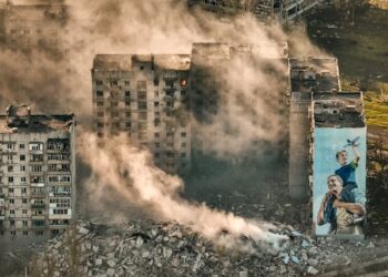 El humo se eleva desde un edificio en Bakhmut, el sitio de las batallas más duras con las tropas rusas en la región de Donetsk, Ucrania, el miércoles 26 de abril de 2023.