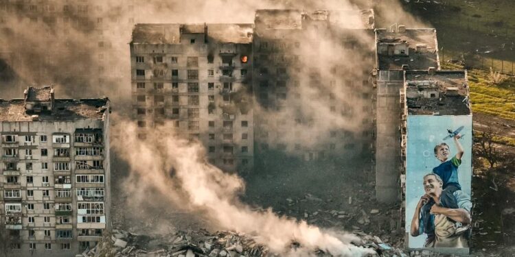 El humo se eleva desde un edificio en Bakhmut, el sitio de las batallas más duras con las tropas rusas en la región de Donetsk, Ucrania, el miércoles 26 de abril de 2023.