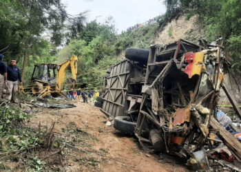 This handout picture released by the Tlaxiaco Municiapl Police shows the remains of a bus after it plummeted into a ravine in the outskirts of Magdalena Peñasco, Oaxaca state, Mexico on July 5, 2023. At least 25 people were killed in Mexico when a passenger bus plummeted into a ravine Wednesday in the southern state of Oaxaca, police said. "The preliminary toll is 25 people dead and 17 seriously injured," a police officer told AFP by telephone, asking not to be identified because he was not authorized to speak to the media. (Photo by Tlaxiaco Municipal Police / AFP) / RESTRICTED TO EDITORIAL USE - MANDATORY CREDIT "AFP PHOTO / TLAXIACO MUNICIPAL POLICE" - NO MARKETING NO ADVERTISING CAMPAIGNS - DISTRIBUTED AS A SERVICE TO CLIENTS
