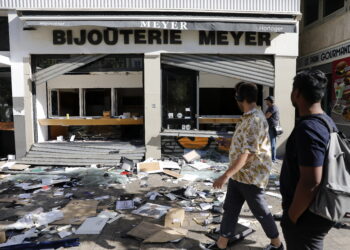 Marseille (France), 01/07/2023.- People walk near a damaged shop following a night of looting and rioting in Marseille, France, 01 July 2023. Violence broke out all over France after police fatally shot a 17-year-old teenager during a traffic stop in Nanterre on 27 June. (Disturbios, Francia, Marsella) EFE/EPA/SEBASTIEN NOGIER