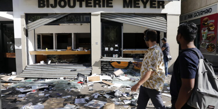 Marseille (France), 01/07/2023.- People walk near a damaged shop following a night of looting and rioting in Marseille, France, 01 July 2023. Violence broke out all over France after police fatally shot a 17-year-old teenager during a traffic stop in Nanterre on 27 June. (Disturbios, Francia, Marsella) EFE/EPA/SEBASTIEN NOGIER