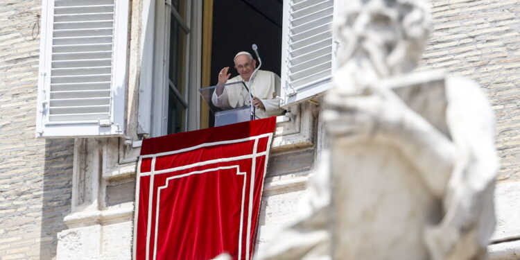 Vatican City (Italy), 18/06/2023.- Pope Francis leads the Angelus prayer from the window of his office overlooking St. Peter's Square in Vatican City, 02 July 2023. (Papa, Italia) EFE/EPA/FABIO FRUSTACI