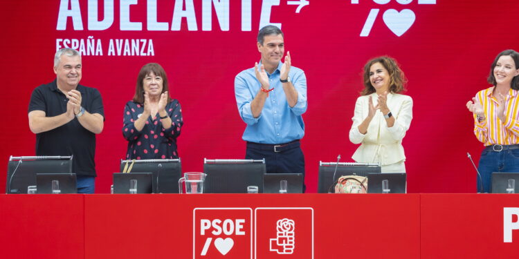 Madrid (Spain), 24/07/2023.- A handout photo released by the Spanish PSOE party shows Spanish Prime Minister Pedro Sanchez (C) chairing the meeting of the party's federal executive committee at the PSOE headquarters in Madrid, Spain, 24 July 2023. Spain held its snap election on 23 July. (España) EFE/EPA/PSOE/ Eva Ercolanese HANDOUT HANDOUT EDITORIAL USE ONLY/NO SALES/ IMAGE TO BE USED ONLY IN RELATION TO THE STATED EVENT (MANDATORY CREDIT)