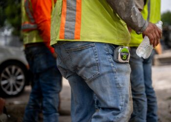 AUSTIN, TEXAS - JULY 11: Construction workers gather together in the shade on July 11, 2023 in Austin, Texas. Record-breaking temperatures continue soaring as prolonged heatwaves sweep across the country's southwest.   Brandon Bell/Getty Images/AFP (Photo by Brandon Bell / GETTY IMAGES NORTH AMERICA / Getty Images via AFP)