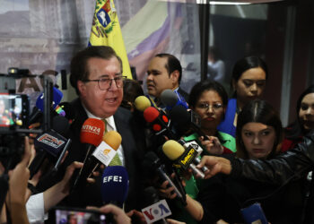 AME8089. CARACAS (VENEZUELA), 04/08/2023.- El precandidato presidencial opositor César Pérez Vivas habla con la prensa luego de un acto político hoy, en Caracas (Venezuela). Los 13 candidatos a las primarias opositoras del 22 de octubre, que definirán al abanderado que se enfrentará al chavismo en las presidenciales de 2024, firmaron este viernes un documento con los "principios comunes" que regirán su programa de Gobierno, en caso de ganar los comicios del próximo año. El acuerdo suscrito establece que el país "debe avanzar en cambios que consoliden un nuevo modelo político, económico y social", siempre que sea "sobre la base de unos principios comunes, a partir de los cuales la candidatura unitaria (quien resulte vencedor en octubre) diseñará su programa de reformas estructurales". EFE/ Miguel Gutiérrez