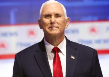 Milwaukee (United States), 23/08/2023.- Republican candidate for president former Vice President Mike Pence stands on stage before the start of the Republican presidential debate, hosted by Fox News and moderated by Bret Baier and Martha MacCallum, at the Fiserv Forum in Milwaukee, Wisconsin, USA, 23 August 2023. A total of eight GOP primary candidates of the 14 declared, are taking part in the debate, with former US President Donald Trump opting not to participate. EFE/EPA/JIM VONDRUSKA