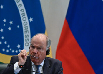 AME2021. BRASILIA (BRASIL), 17/04/2023.- El ministro de Relaciones Exteriores de Brasil, Mauro Vieira, es visto durante una rueda de prensa junto a su similar ruso, Serguéi Lavrov (fuera de foco), en el Palacio de Itamaraty en Brasilia (Brasil). Lavrov dijo este lunes en Brasilia que Rusia desea una solución "duradera" para el conflicto en Ucrania, pero aseguró que ni el Gobierno de ese país ni Occidente "contribuyen" con ese objetivo. Lavrov agradeció el rechazo de Brasil a las sanciones comerciales aplicadas a Rusia por varios países tras la invasión a Ucrania, y aseguró que han sido producto de una "decisión ilegal". EFE/André Borges