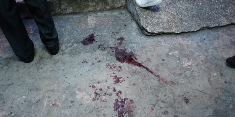 QUITO (ECUADOR), 09/08/2023.- Fotografía de manchas de sangre en el piso tras el tiroteo en el cual fue asesinado el candidato presidencial Fernando Villavicencio hoy, en Quito (Ecuador). Al menos nueve personas heridas dejó el atentado en el que fue asesinado este miércoles el candidato a la Presidencia de Ecuador Fernando Villavicencio, cuyo supuesto autor falleció después de un tiroteo con el personal de seguridad, según informó la Fiscalía General de Ecuador. EFE/ STR/CONTENIDO GRÁFICO EXPLÍCITO