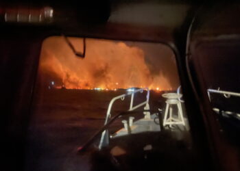 Maui (United States), 11/08/2023.- A handout photo made available by the United States Coast Guard (USCG) shows USCG crews responding from the ocean to the Lahaina wildfires in Maui, Hawaii, USA, 09 August 2023 (issued 11 August 2023). According to Coast Guard Station Maui, a total of 17 lives were saved from the water and 40 survivors were located ashore by boat crews. At least 53 people were killed in the wildfires buring in Maui, which is considered the largest natural disaster in Hawaii's state history, according to a statement by Hawaii Governor Josh Green. Hundreds of buildings on the island were destroyed and thousands of people were evacuated. On 10 August, US President Biden declared Hawaii wildfires a 'major disaster' and ordered federal aid to supplement state and local recovery efforts in the affected areas. (incendio forestal, Estados Unidos) EFE/EPA/PO3 DAVID GRAHAM/US COAST GUARD HANDOUT -- BEST QUALITY AVAILABLE -- HANDOUT EDITORIAL USE ONLY/NO SALES