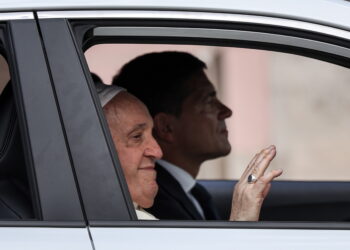 Lisbon (Portugal), 02/08/2023.- Pope Francis leaves Belem Palace after a meeting with Portugal's President Marcelo Rebelo de Sousa (not pictured) in Lisbon, Portugal, 02 August 2023. The Pontiff is in Portugal on the occasion of World Youth Day (WYD), one of the main events of the Church that gathers the Pope with youngsters from around the world, that takes place until 06 August. (Papa, Lisboa) EFE/EPA/TIAGO PETINGA / POOL