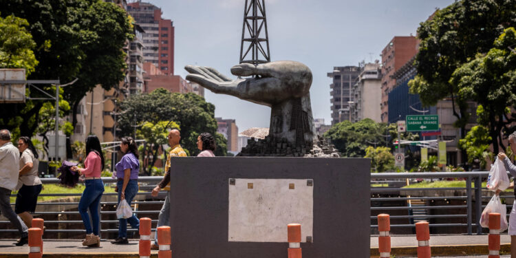 AME3999. CARACAS (VENEZUELA), 24/08/2023.- Fotografía de una escultura de Petróleos de Venezuela (Pdvsa), el 17 de agosto de 2023, en Caracas (Venezuela). Graciela Urdaneta, economista senior de Ecoanalítica, dijo a EFE que, si bien ha habido una "recuperación natural" de la producción después de la pandemia -cuando llegó a 392.000 bpd, en julio de 2020-, el factor "fundamental" ha sido la licencia a Chevron para retomar operaciones en el país caribeño, otorgada por Estados Unidos en noviembre de 2022. EFE/ Rayner Peña R.