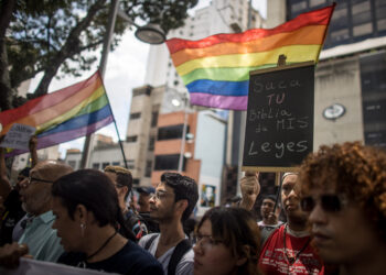 AME9037. CARACAS (VENEZUELA), 08/08/2023.- Fotografía de archivo fechada el 28 de julio de 2023 de una manifestación de la comunidad LGBTI, en Caracas (Venezuela). Cuando Julio Nuño comentó su intención de visitar un "sauna" en Caracas, su hermana respondió con un rotundo "no", al pensar que pueda terminar en la cárcel, un miedo que se disparó para personas LGBTI luego de que, recientemente, 33 hombres fueran detenidos en un bar gay de Venezuela, lo que reforzó denuncias de este colectivo, que se siente víctima de "criminalización". EFE/ Miguel Gutiérrez